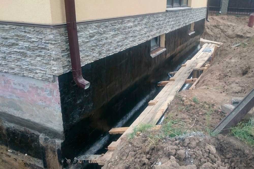 Як правильно обрати гідроізоляцію для фундаменту будинку