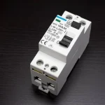 Що обов'язково має стояти у щитку для захисту від удару струмом?