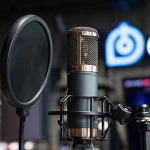 Гарнитура vs студийный микрофон: корректно ли сравнивать?