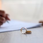 Два пути к одному результату: чем отличаются способы расторжения брака и какой выбрать